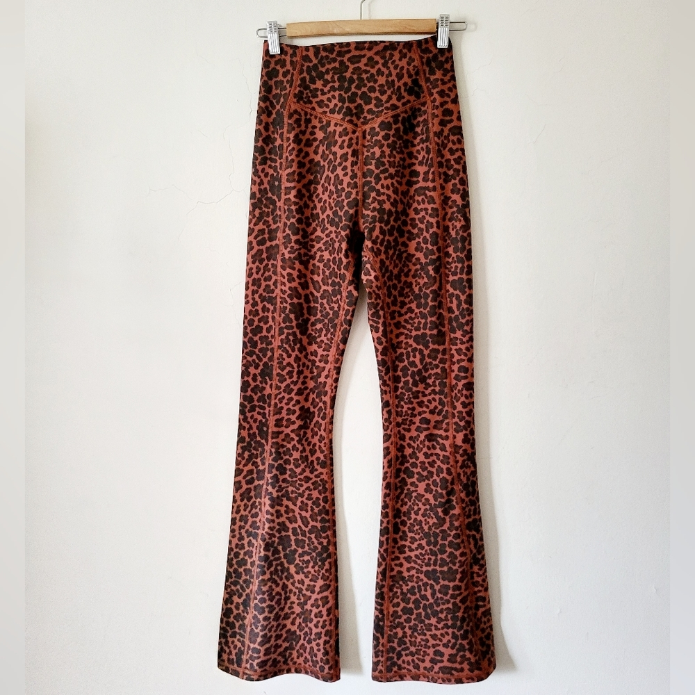 Spiritual Gangsta Bombshell Dream Tech Flare Leopard Print Leggings Size M - Picture 2 of 14